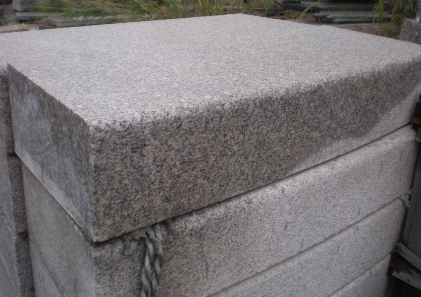 G655 Granite Kerbstone